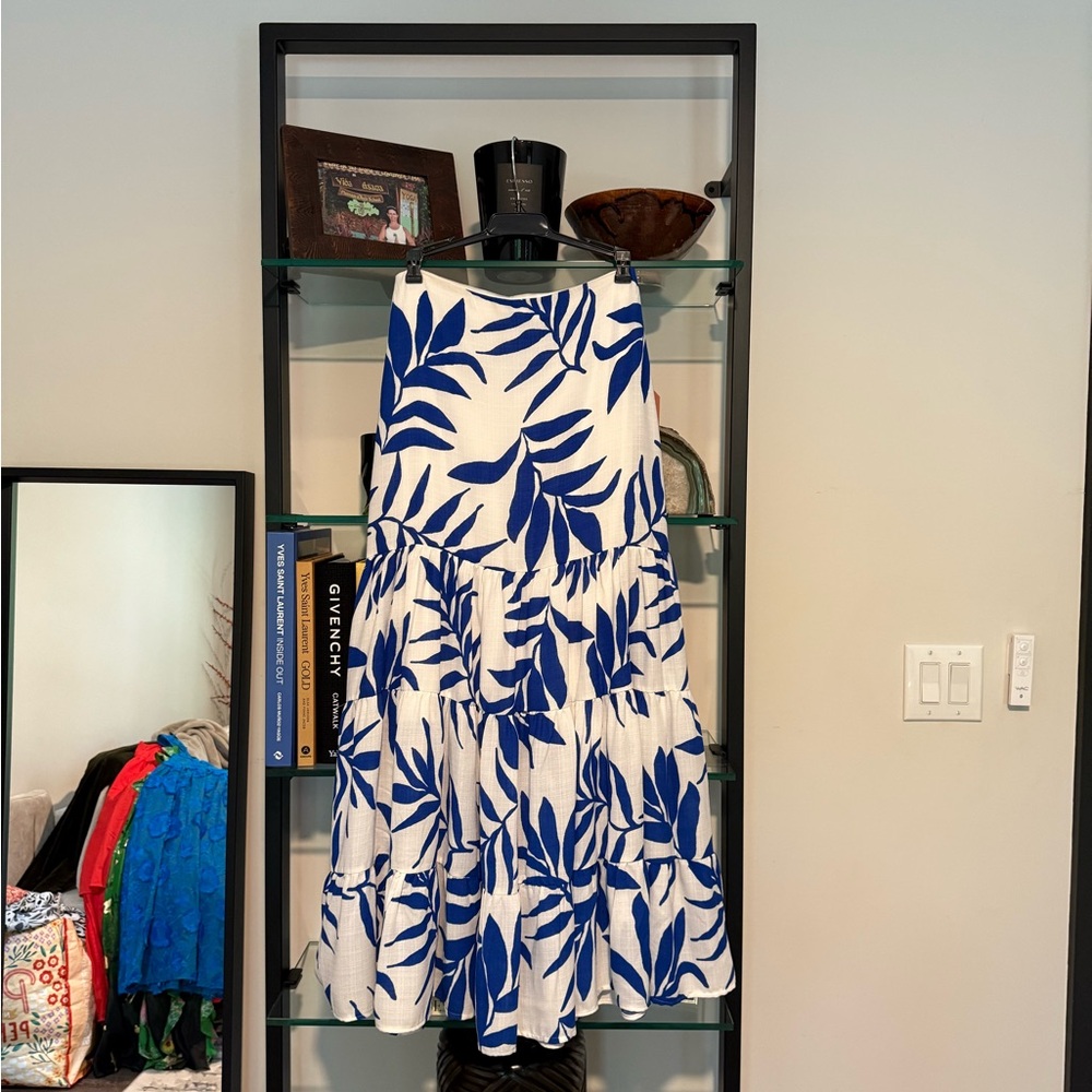 Vestique White and Blue Leaf Print Maxi Skirt D013
